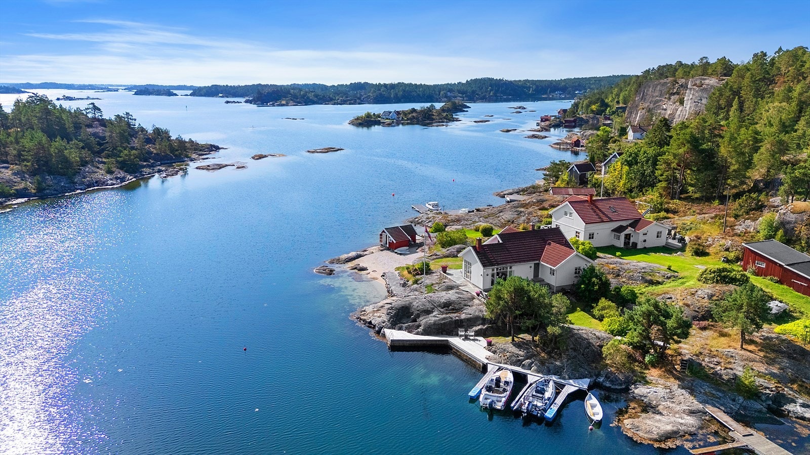 Her får du en stor og innholdsrik hytte, sjøbod, 110m strandlinje, 2 brygger, hvorav en er dypvannsbrygge og rikelig med båtplass. Galleribilde