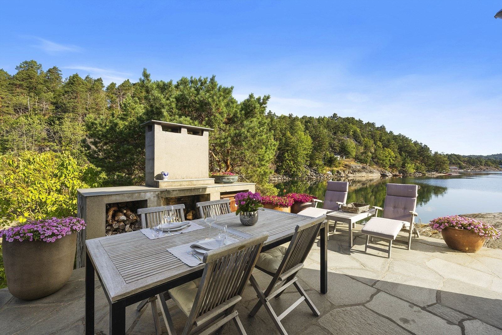 Her er det en stor og praktisk utepeis. Galleribilde