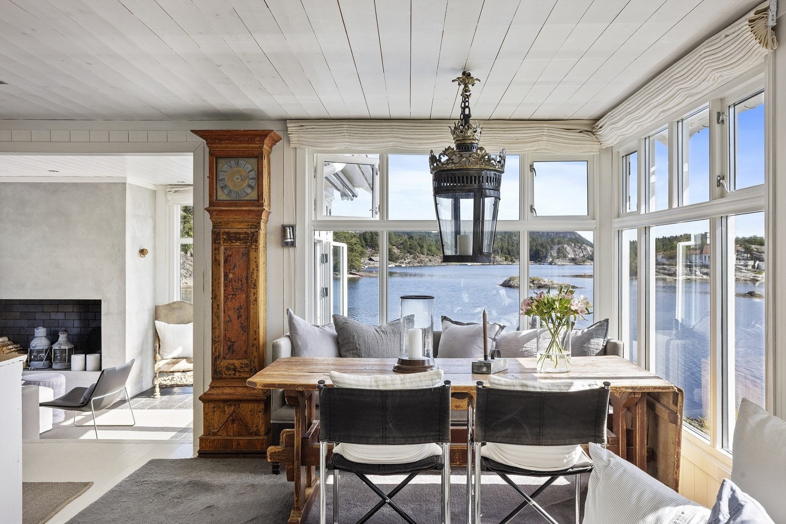 Lun spisestue med praktfull sjøutsikt. Galleribilde