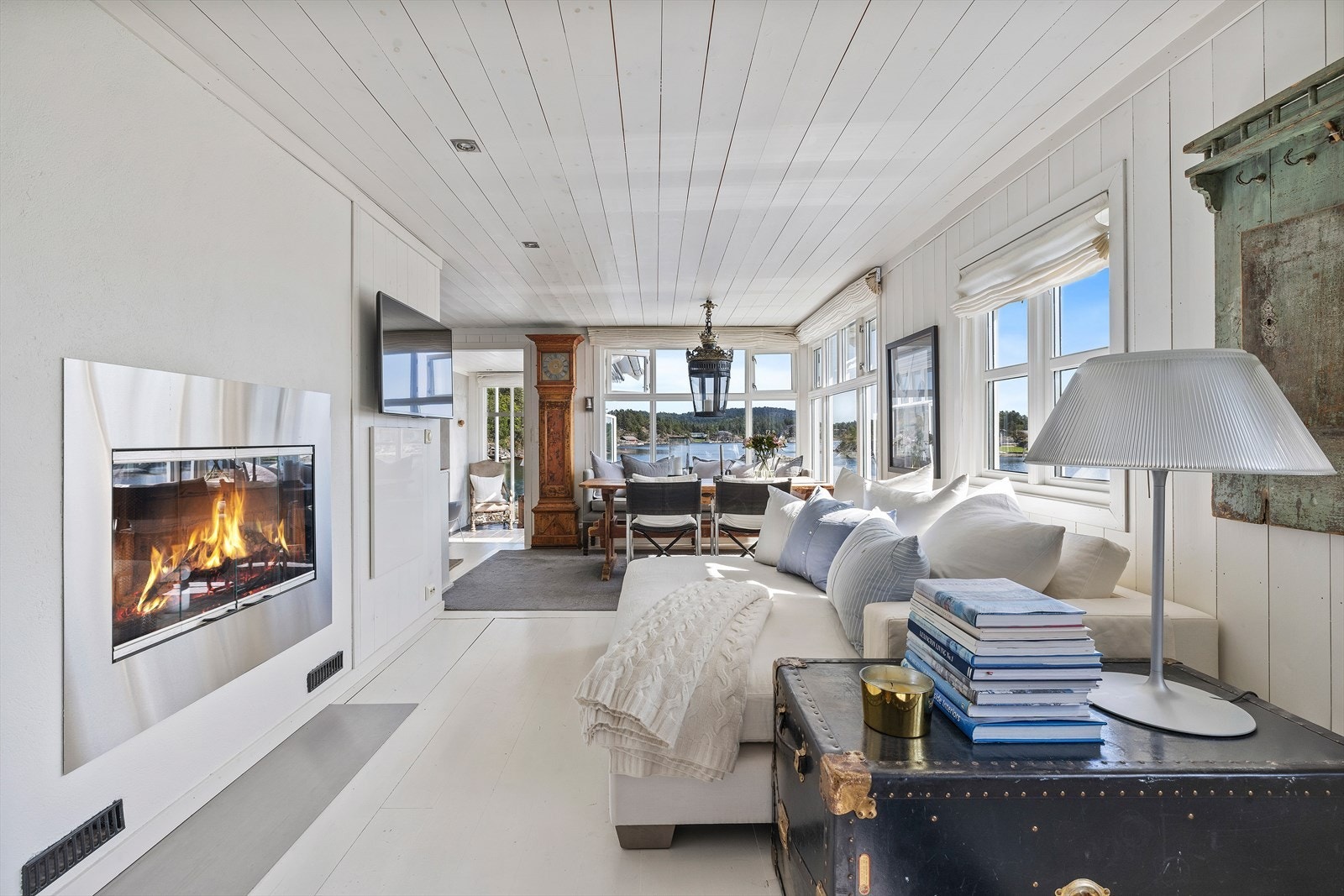 Her er det godt med plass, innebygd peis og sjøutsikt. Galleribilde