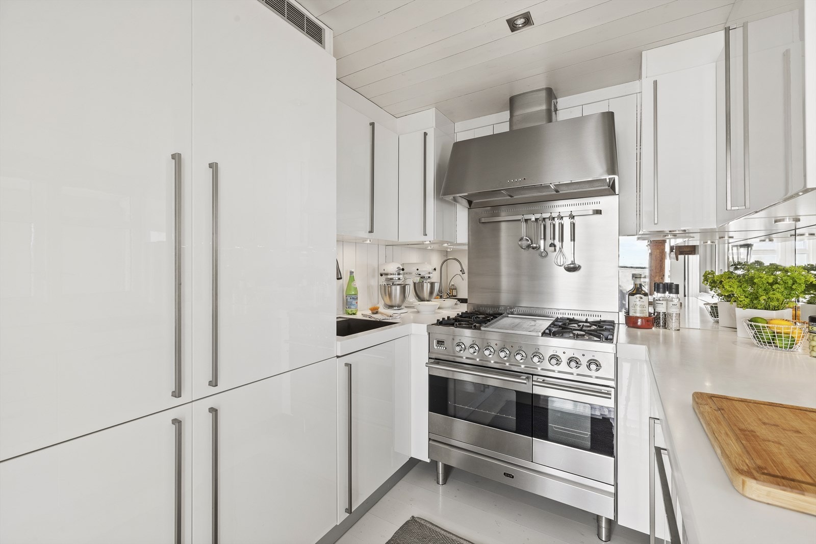 Kjøkkenet kombinerer funksjonalitet med eleganse, og er utstyrt med en ILVE-komfyr. Galleribilde