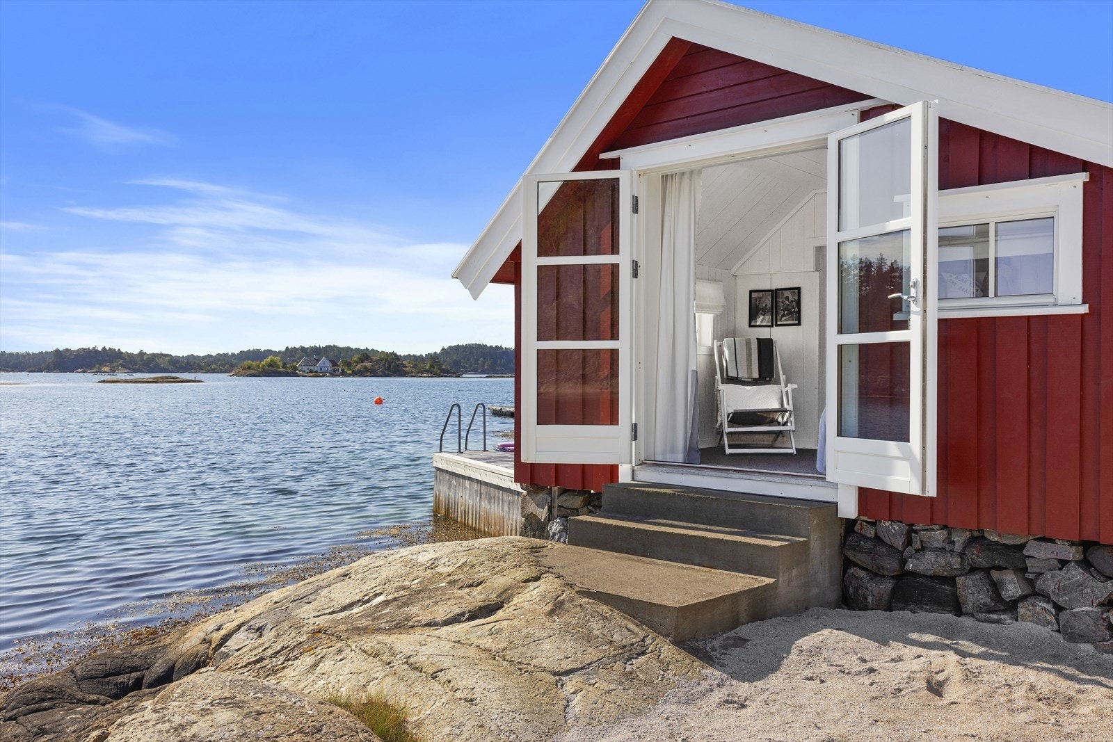 Sjøboden ligger helt i vannkanten - perfekt for en dukkert! Galleribilde