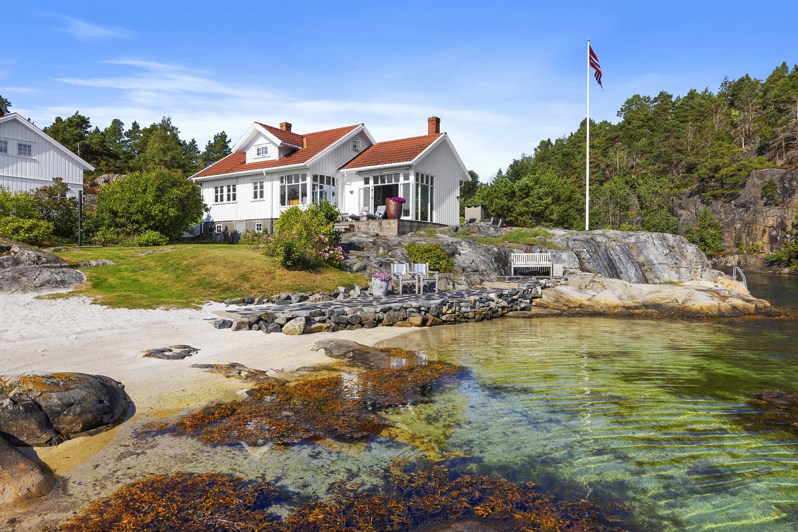 Perfekt for både store og små - her er det god plass til lek og bading. Galleribilde