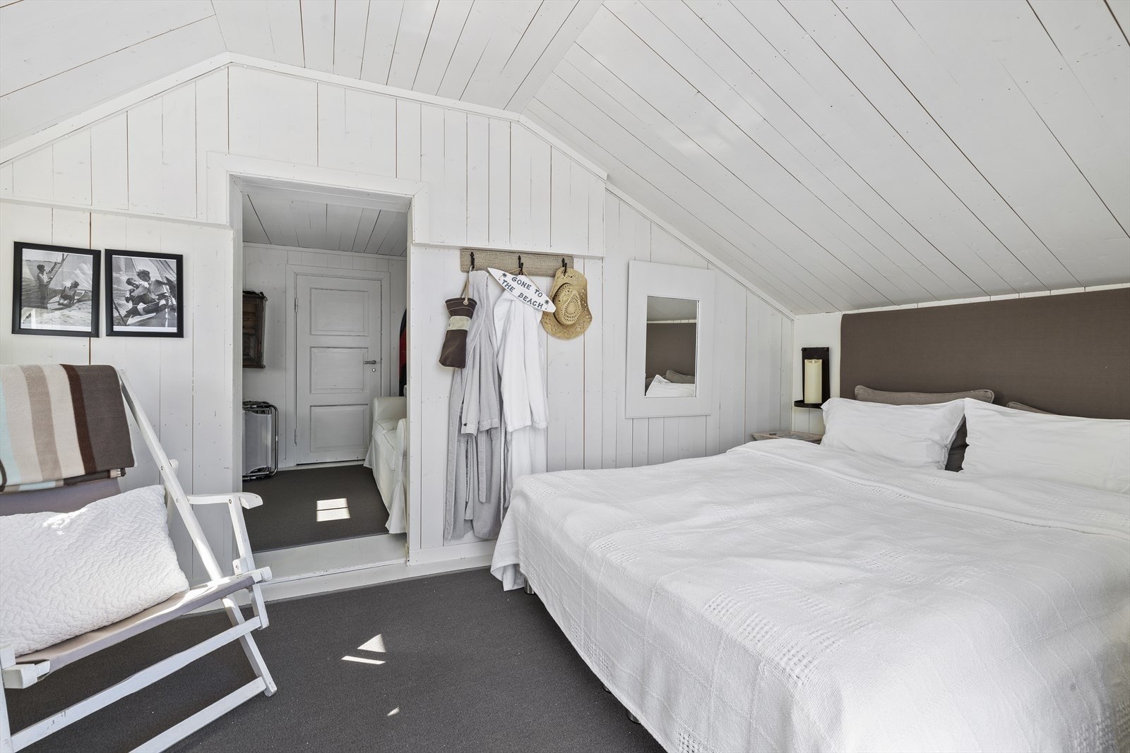 Herfra er det videre adkomst til et disponibelt rom. Galleribilde