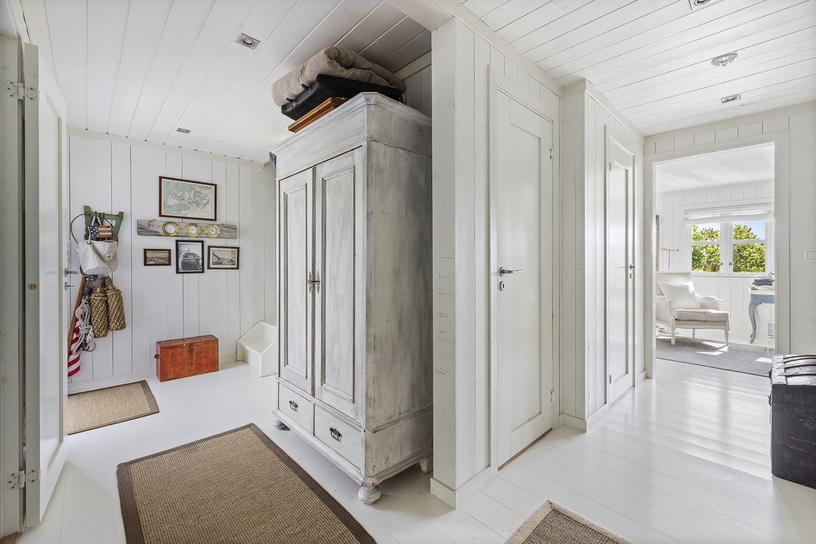 Gangen er lys og gir adkomst til 2 soverom, bad, bod og stue. Galleribilde