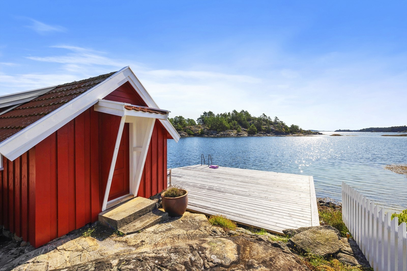 Fra den romslige brygga i sørøst er det utsikt helt ut til Jomfruland. Galleribilde