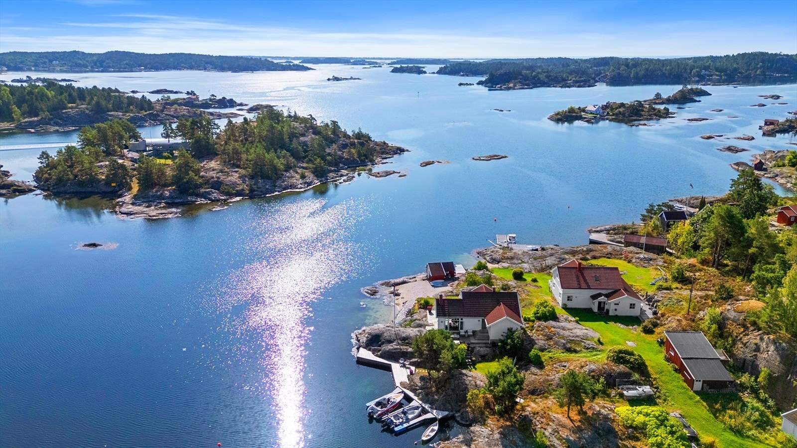 Denne eiendommen ligger i sjøkanten, vest i Midtgumøykilen. Galleribilde