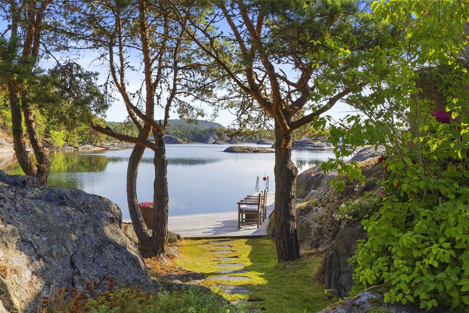 Fra brygga er det en koselig sti som fører deg oppover til hytta. Galleribilde