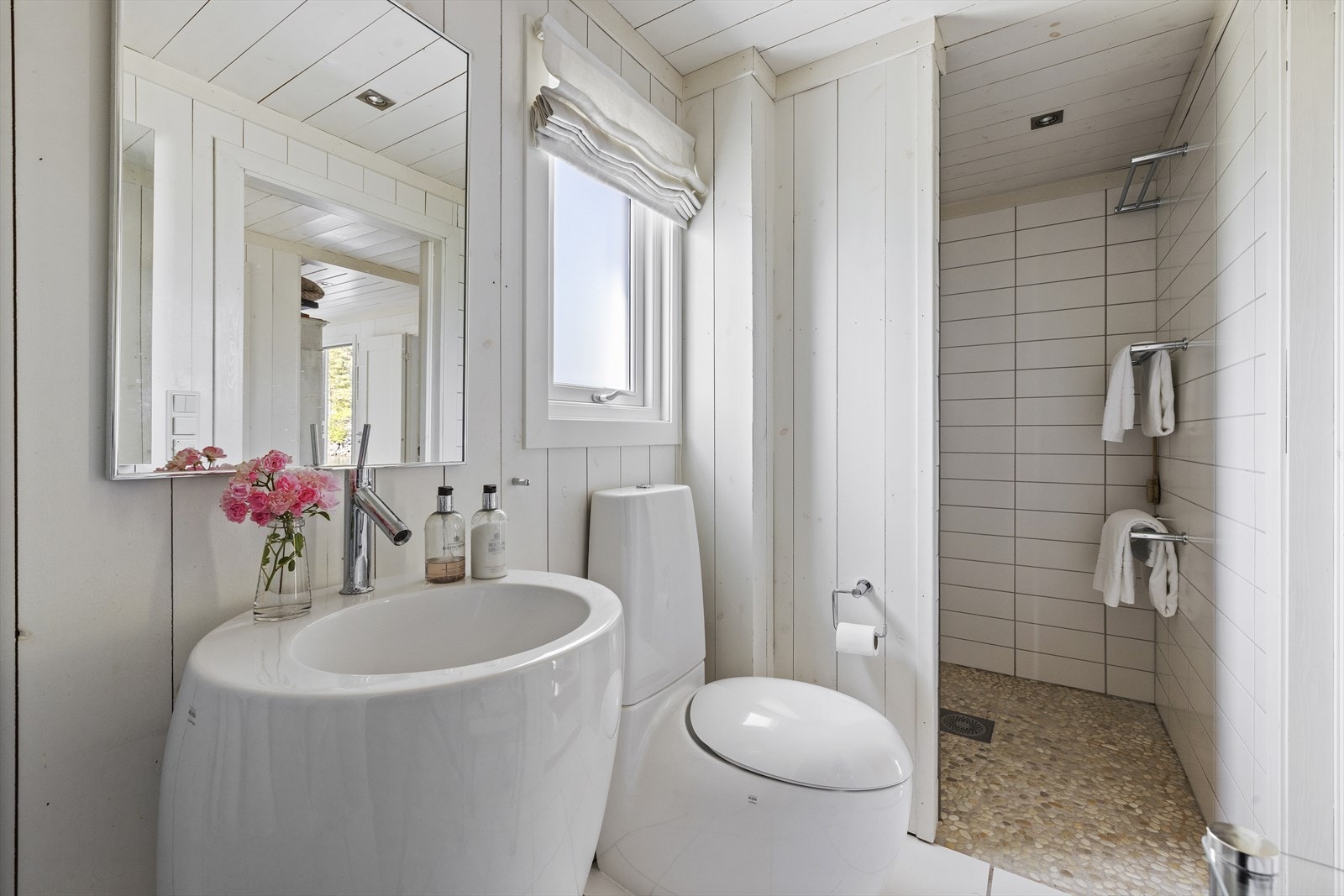 Her er det også et romslig dusjhjørne. Galleribilde