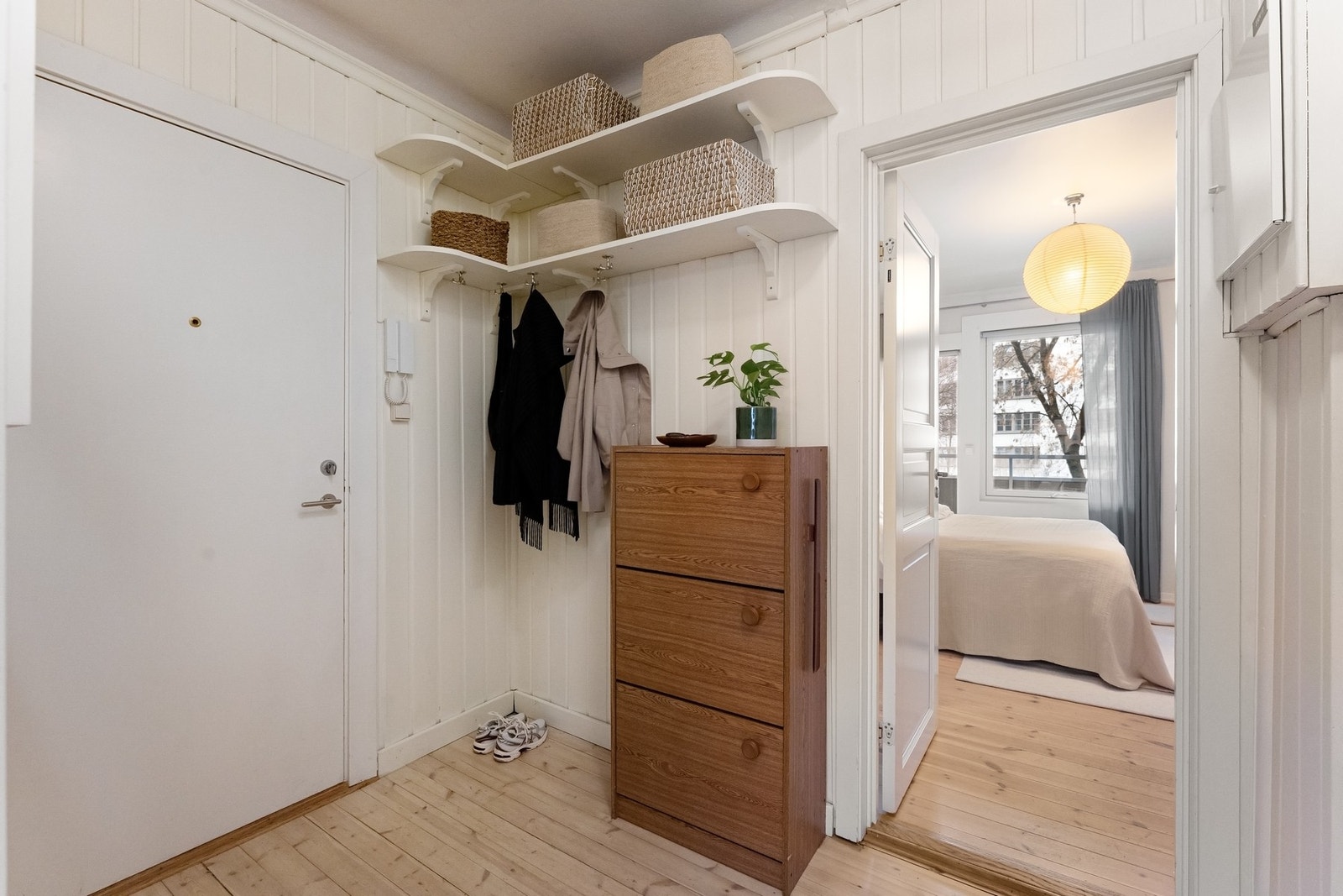 Innbydende inngangsparti med plass til oppheng av yttertøy og oppbevaring av sko. Velkommen hjem! Galleribilde