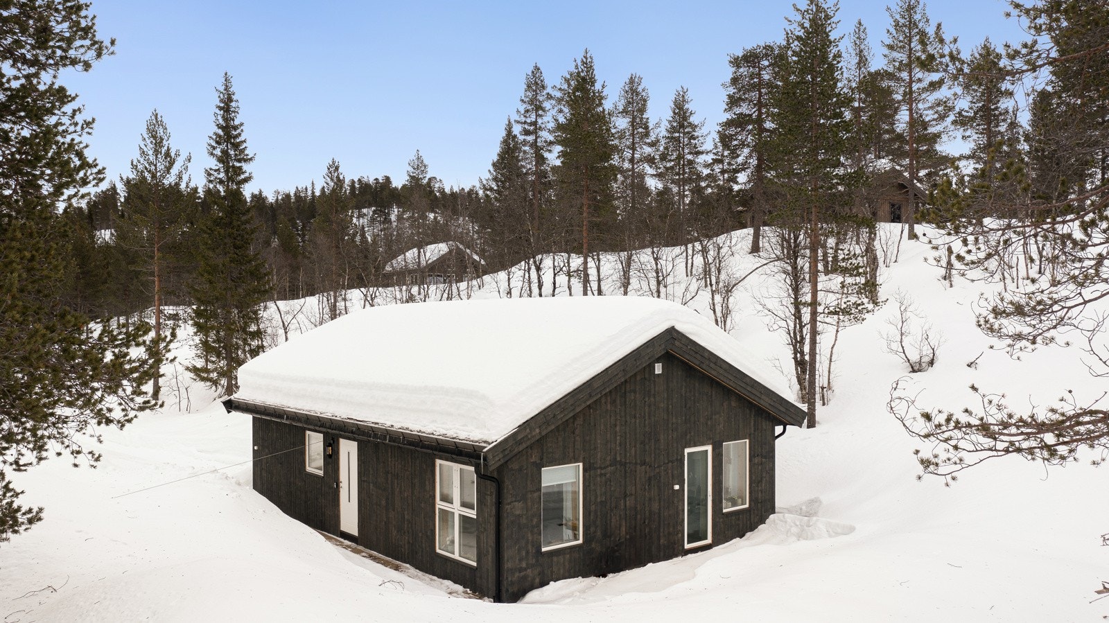 Etablert terrasse på 2 sider av hytta. Herfra kan man nyte solen og utsikten. Galleribilde