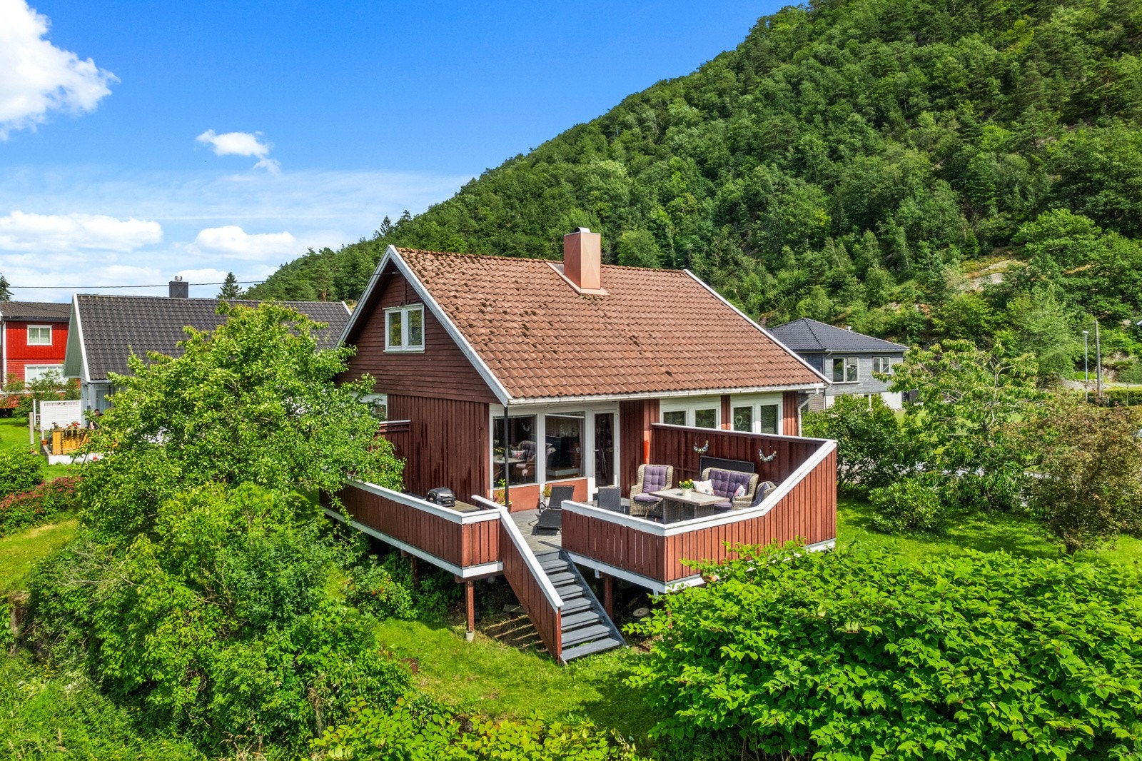 Nordre Valle 2 er en funksjonell enebolig med flotte uteområder. Her vil familien trives! Galleribilde