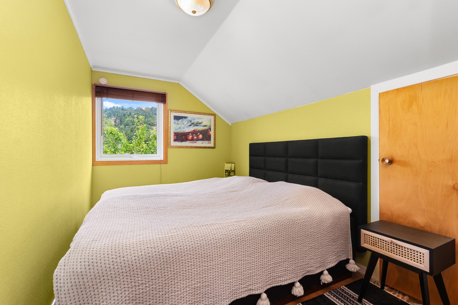 Soverom III med belegg på gulv og strier på vegger. Kott i vegg. Galleribilde