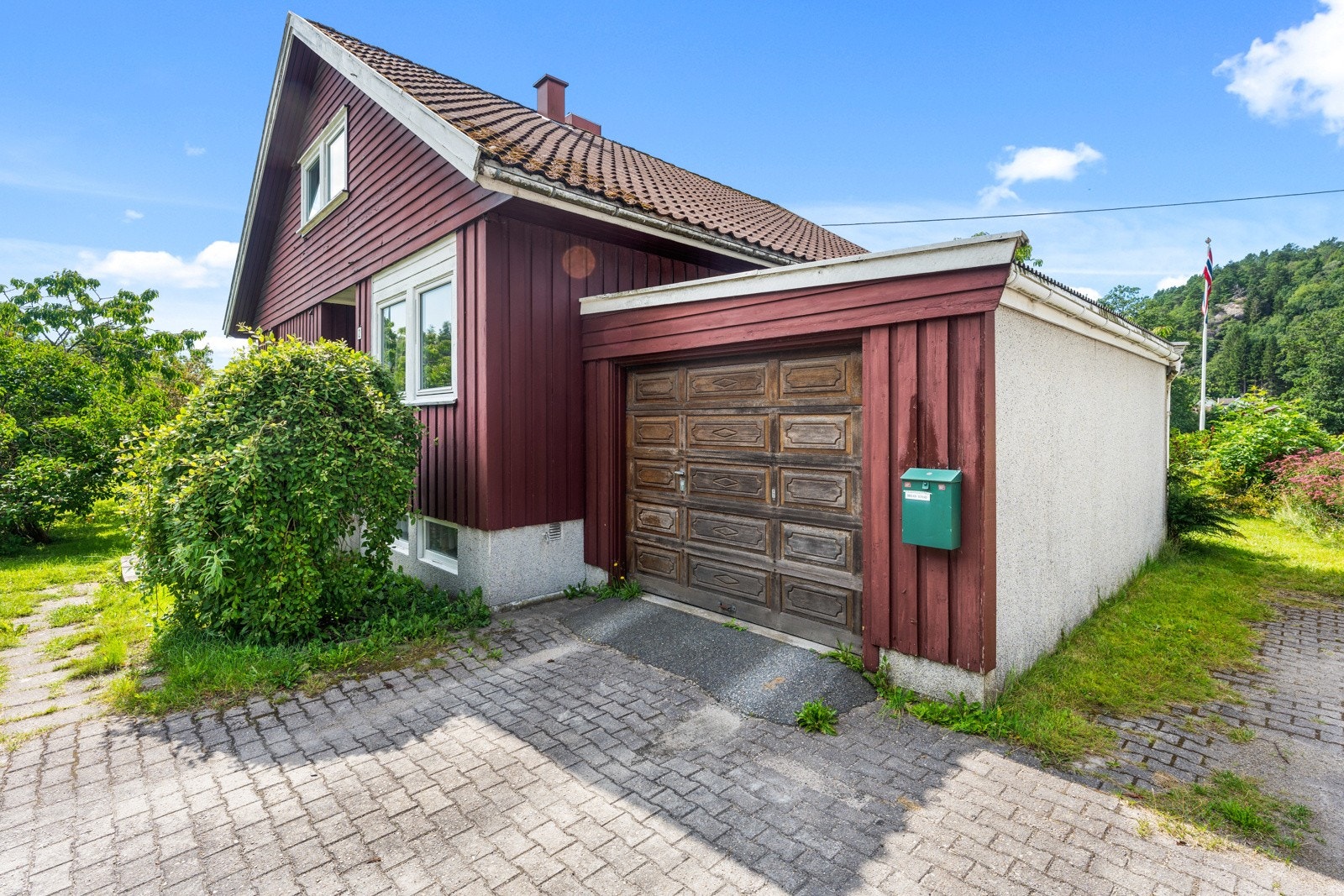 Eneboligen har belegningsstein i innkjørsel med god plass til parkering. Galleribilde