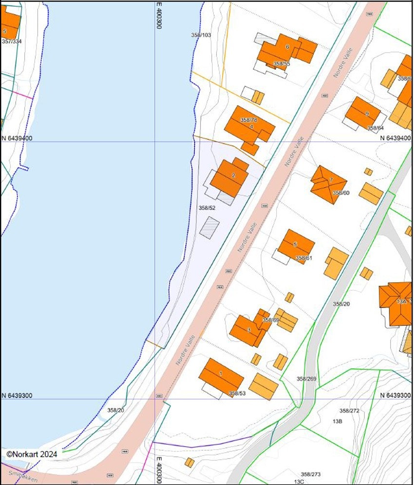 Tomten er romslig med lang strandlinje og mulighet for utbygging med basseng. Galleribilde