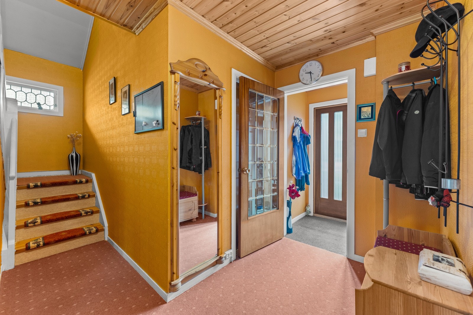 Velkommen inn! Vindfang og stor gang med plass til oppheng av tøy. Galleribilde