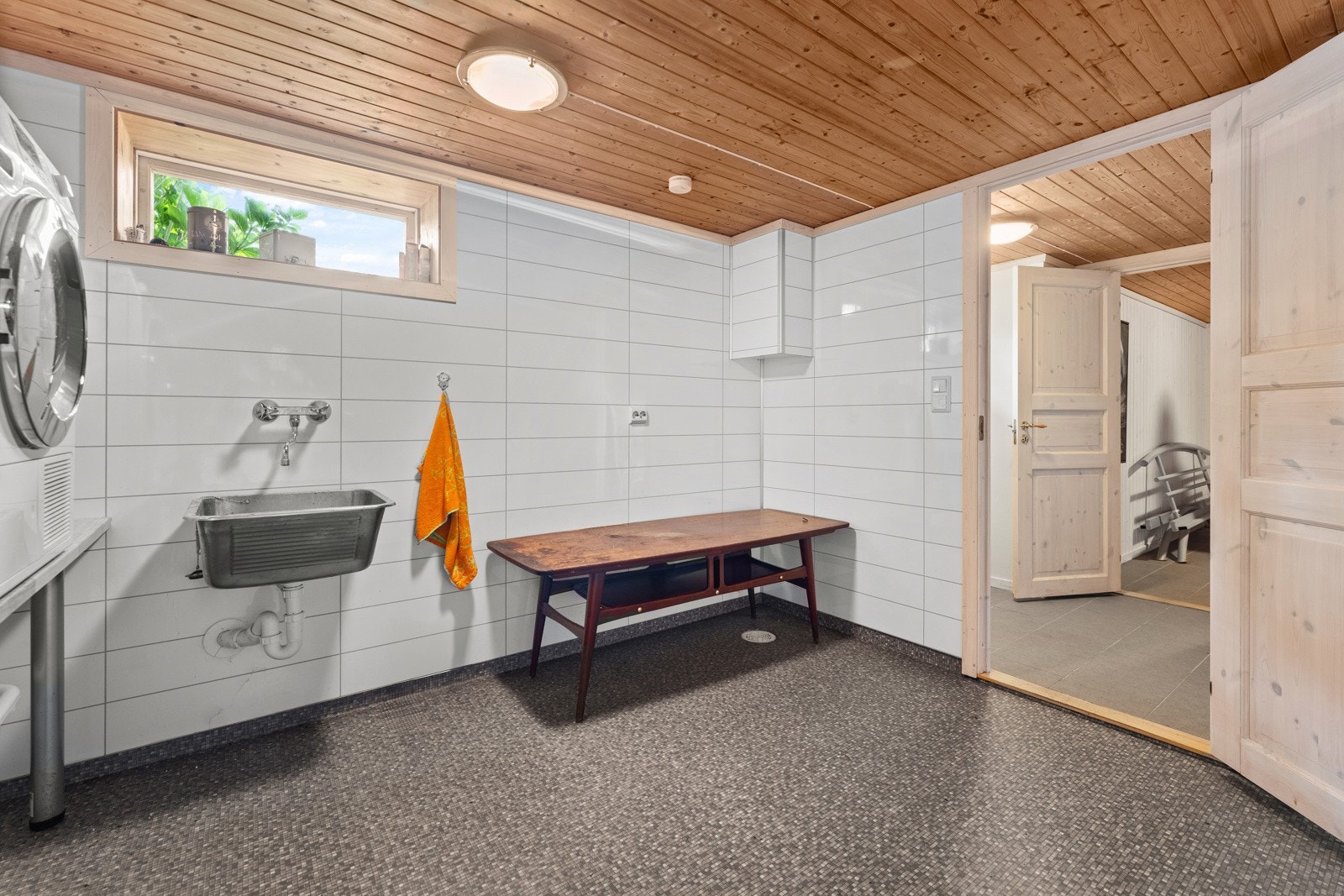 Vaskerom med belegg med varmekabler på gulv og våtromsplater på vegger. Det gjøres oppmerksom på at dette rommet er på godkjente tegninger merket som ikke utgravd. Det samme gjelder to ekstra rom og teknisk rom. Galleribilde