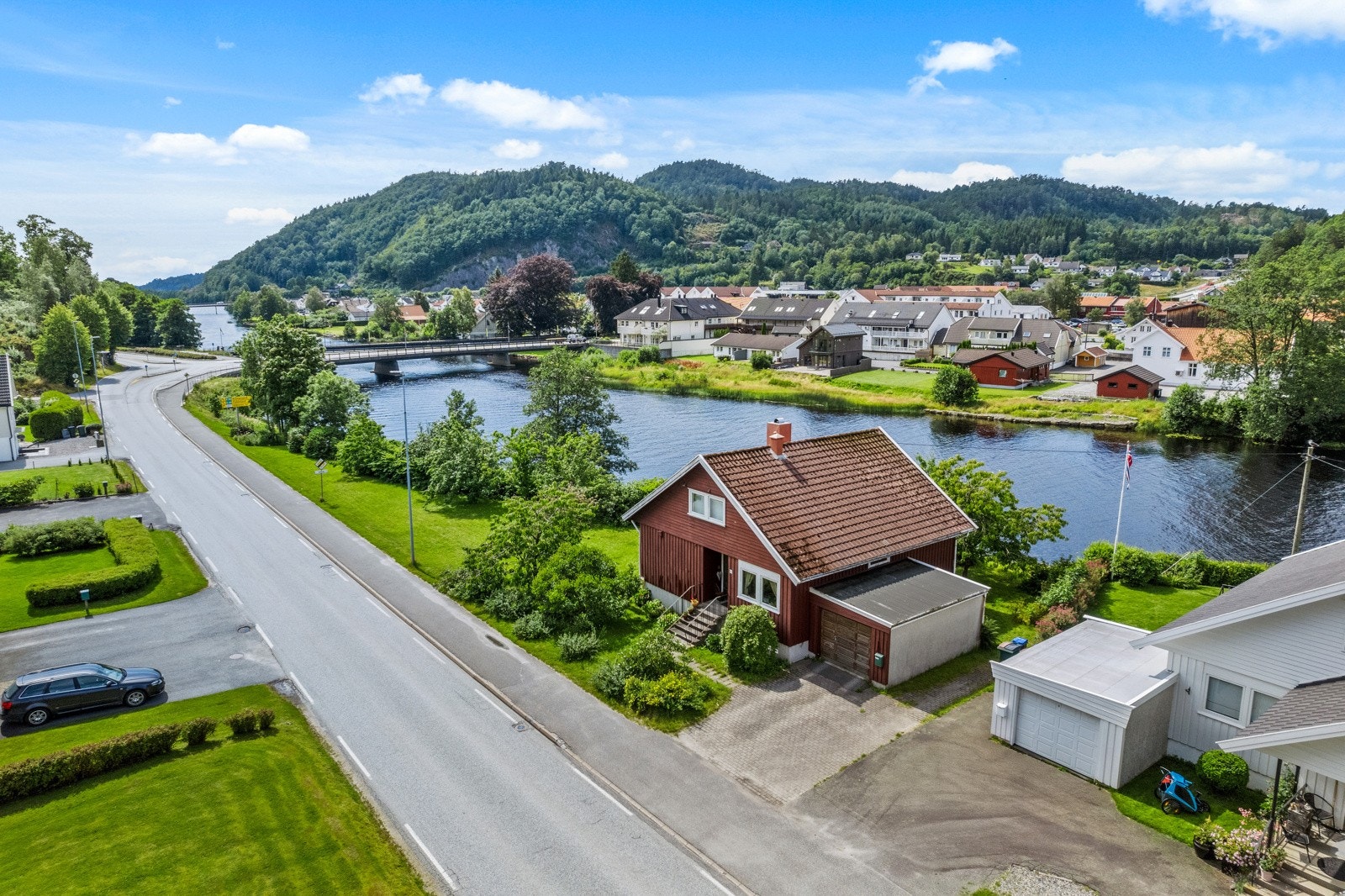 Velkommen til Nordre Valle 2! Innholdsrik familiebolig med stor tomt og ca. 90 meter strandlinje. Gåavstand til "alle" fasiliteter. Galleribilde