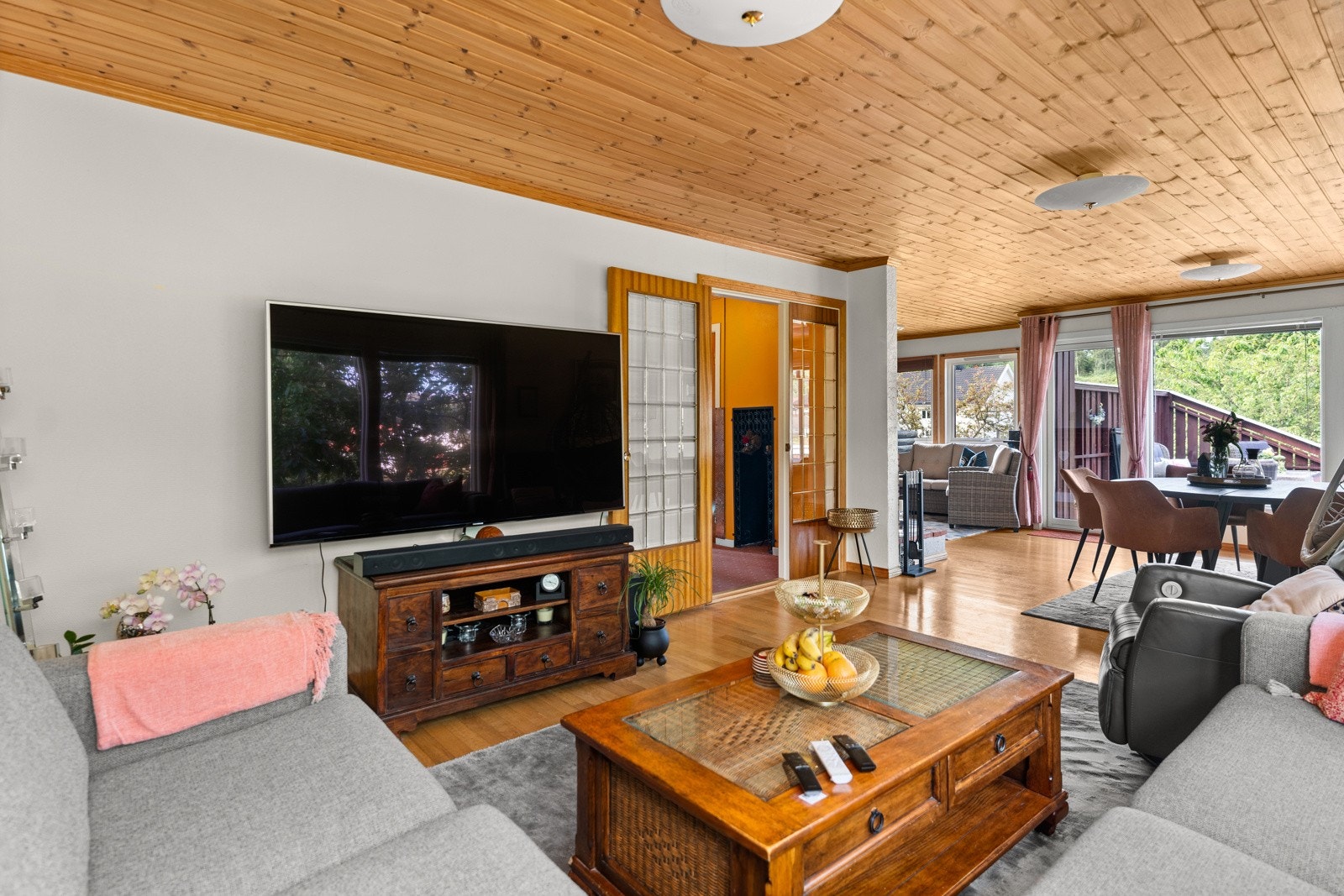 Stor vinkelstue med plass til en egen tv-stue del. Galleribilde