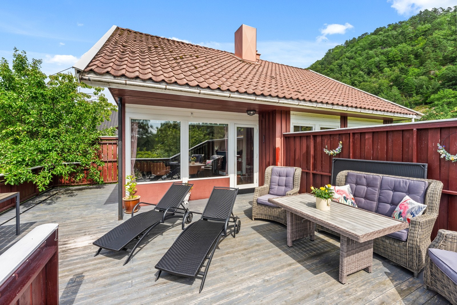 Terrassen er usjenert og har god plass til utemøbler. Galleribilde