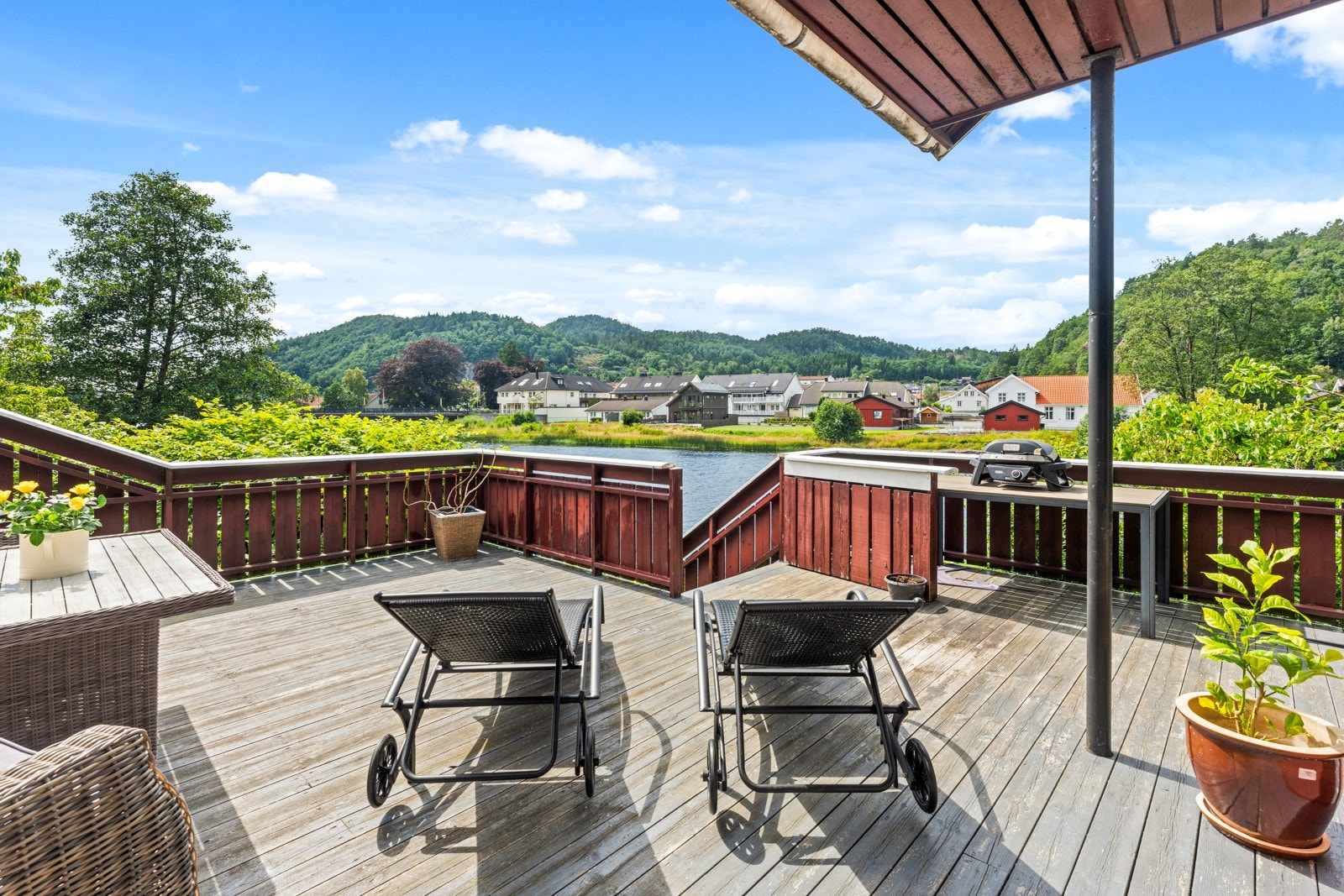 Eiendommen er solrik med stor terrasse og flott utsikt mot Audnaelva. Galleribilde