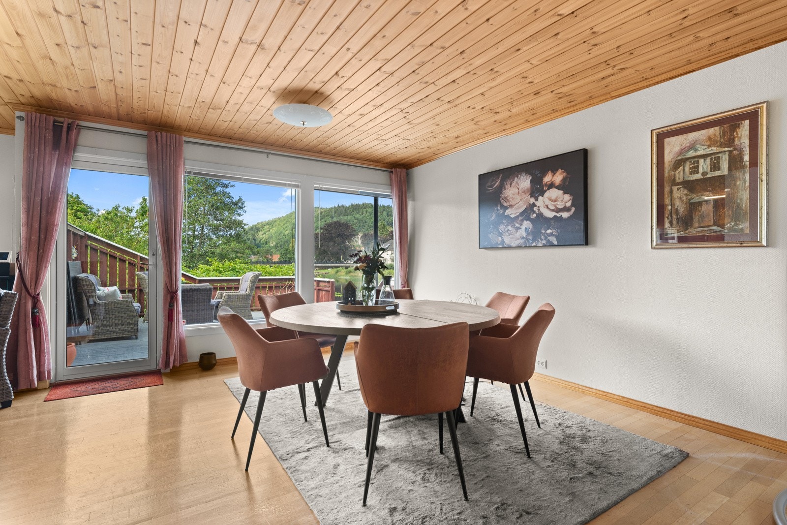 Fra den lyse stuen er det utgang til en romslig og solrik terrasse med utsikt og videre adkomst til hagen. Galleribilde