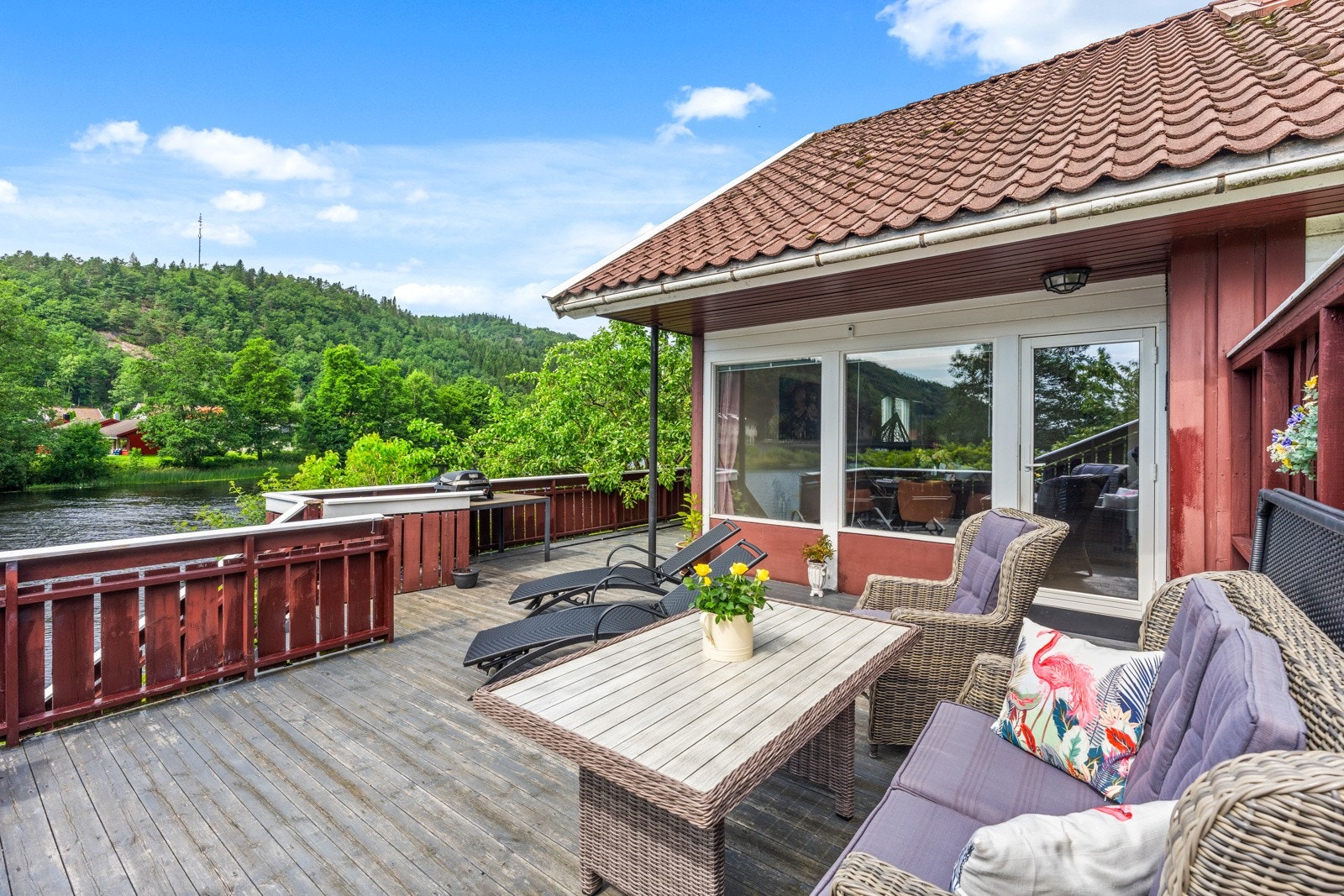 Solrik og flott uteplass med en unik utsikt! Galleribilde