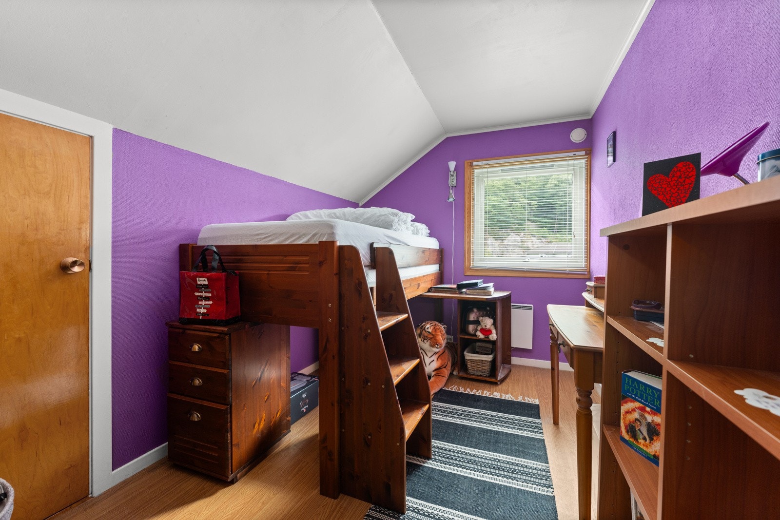 Soverom IV med belegg på gulv og strier på vegger. Kott i vegg. Galleribilde