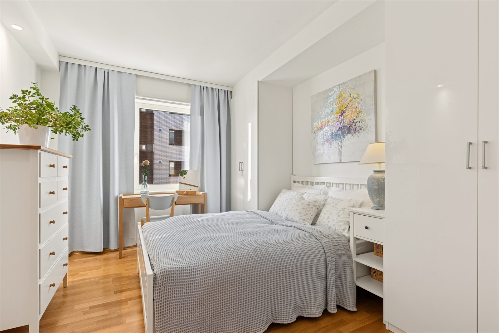 Hovedsoverom med plass til dobbeltseng og kontorpult - et rom for både hvile og arbeid. Galleribilde