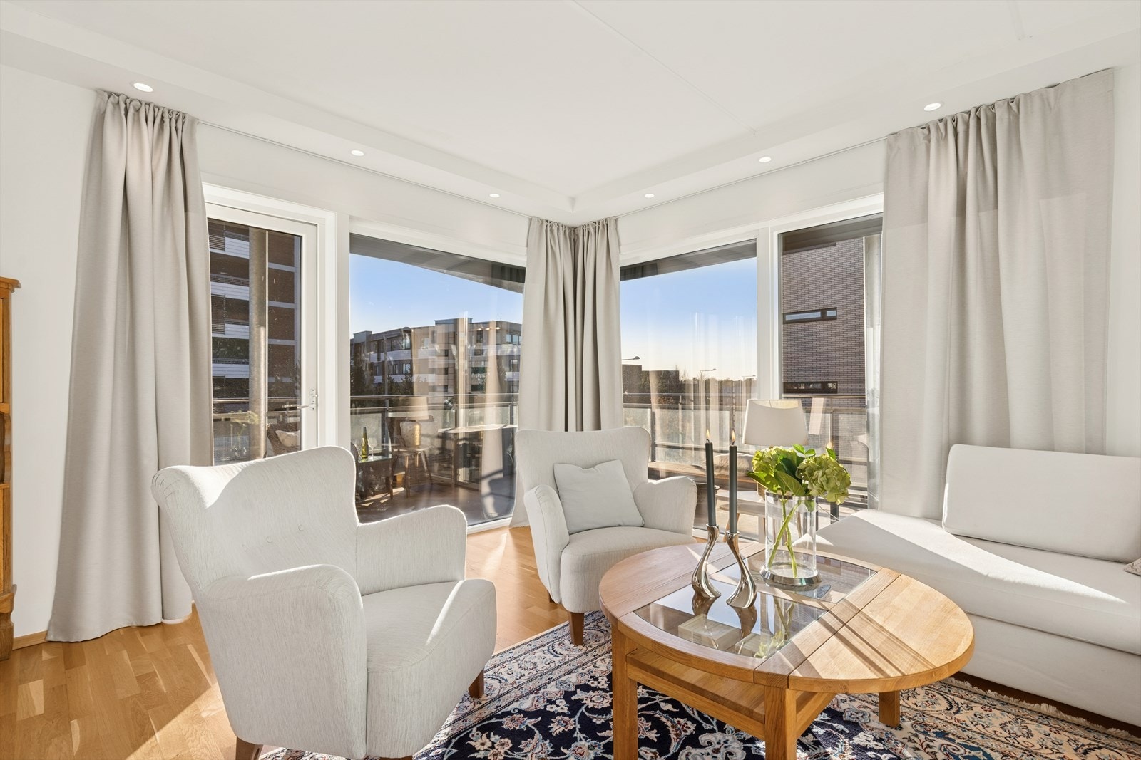 Store vindusflater slipper inn lyset og gir en luftig atmosfære - her kan du nyte utsikten og føle friheten. Galleribilde