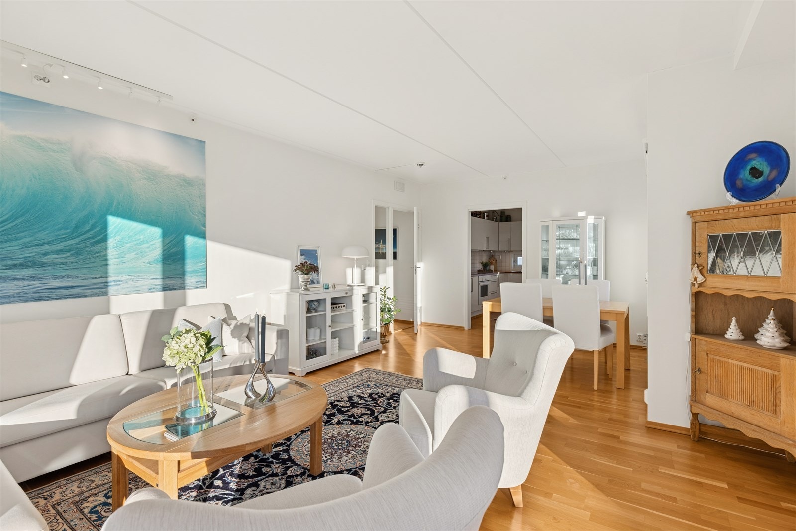 Plass til både salong og spisestue - her er det rom for både hverdag og fest. Galleribilde