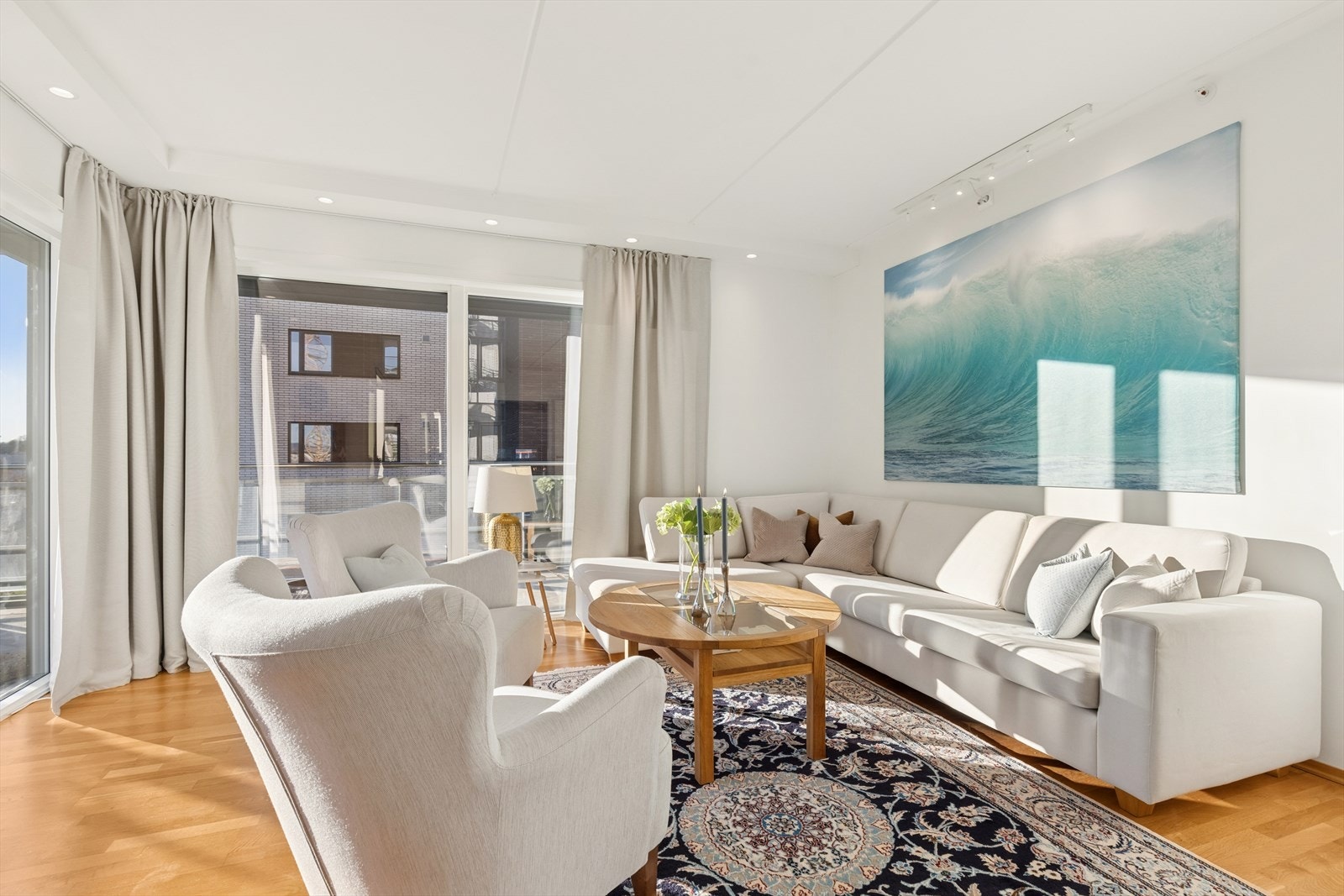 Spotbelyste detaljer og store vinduer gir stuen karakter og en følelse av romslighet. Galleribilde