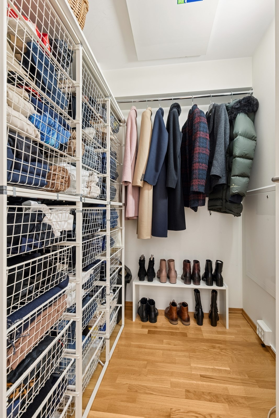 Praktisk innvendig bod på ca. 3 m² - i tillegg en kjellerbod på 4 m² for sesongutstyr. Galleribilde