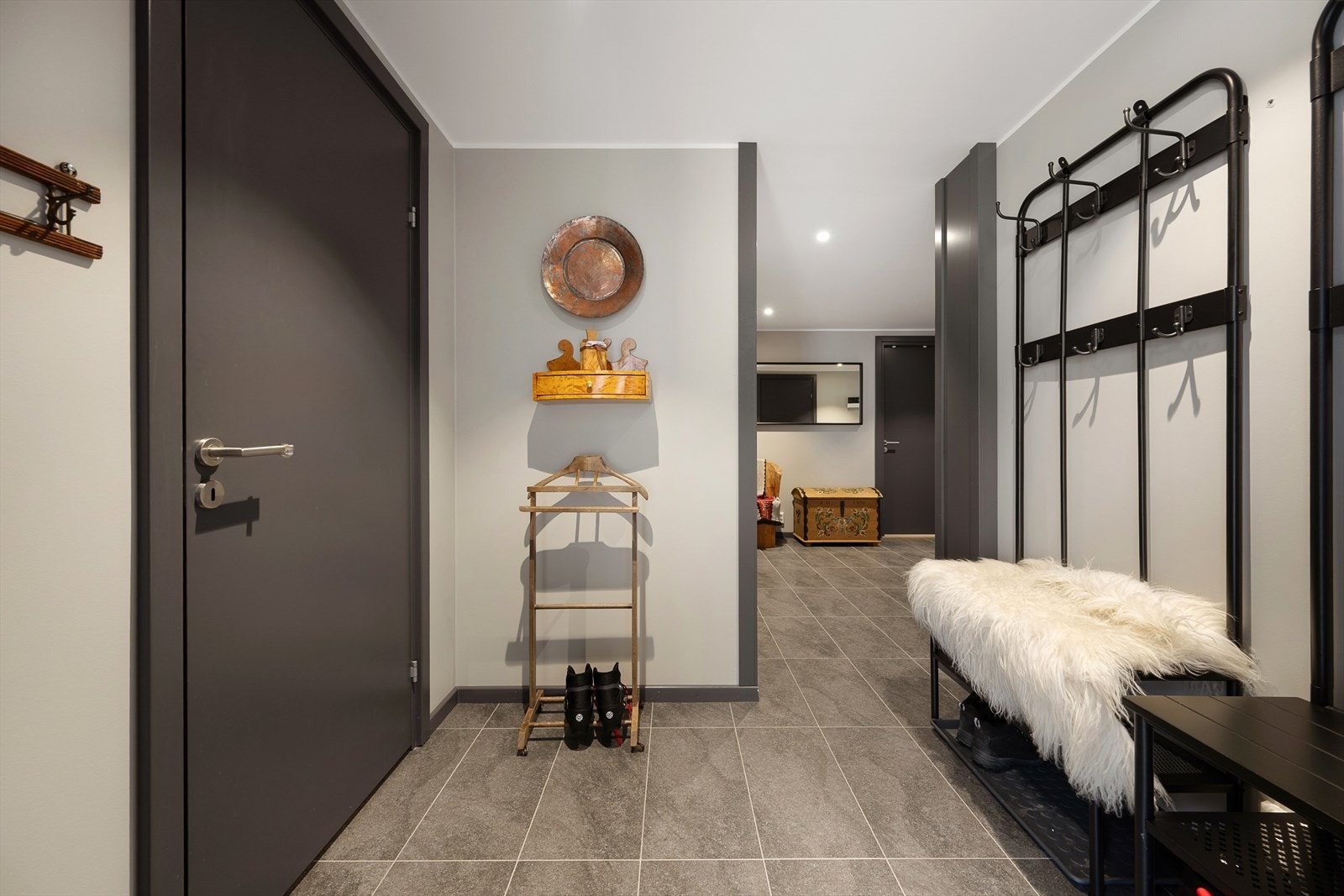 Velkommen inn - Gangen har plass til oppheng av yttertøy. Galleribilde