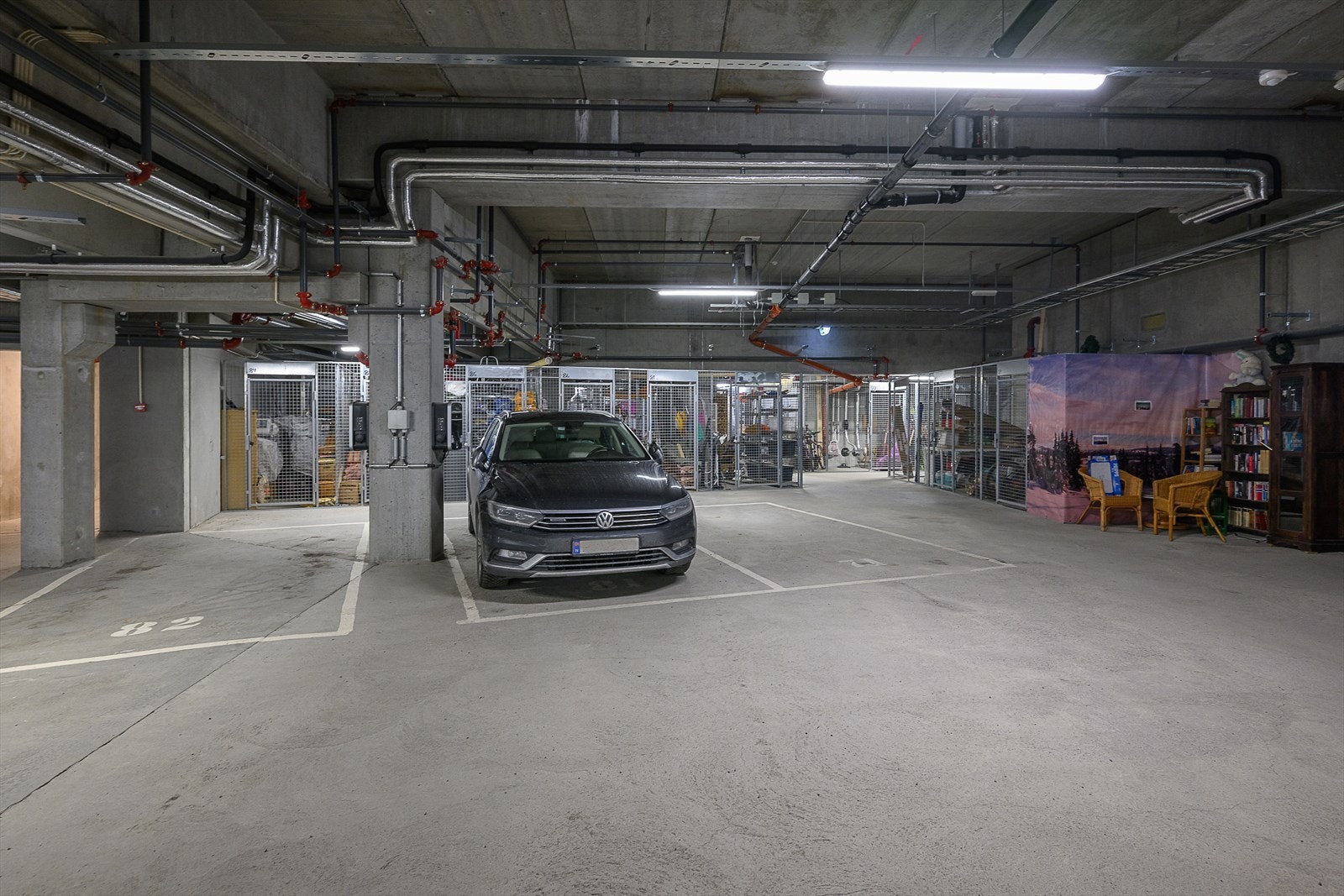 Det medfølger en parkeringsplass med egen elbil lader i felles garasjeanlegg. Galleribilde