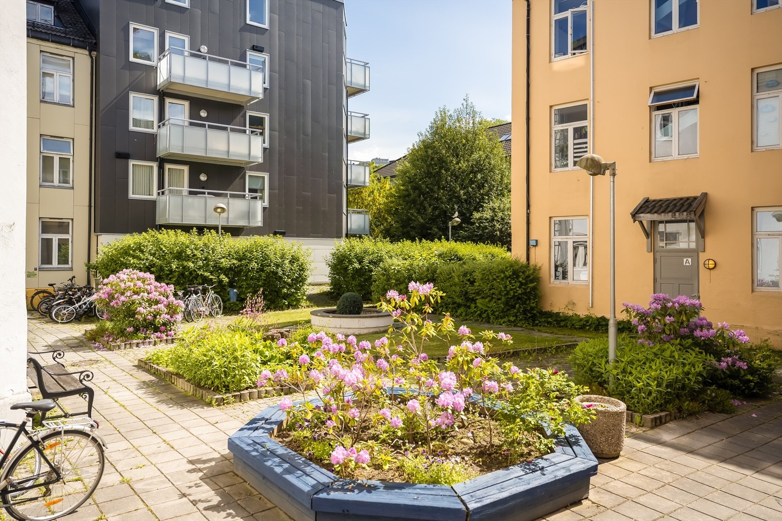 Den sentrale beliggenheten på Buran byr på umiddelbar nærhet til alt av servicefasiliteter som blant annet treningssenter, resturanter og dagligvarer. Bakgården oppleves rolig og man får også sykkelparkering. Galleribilde