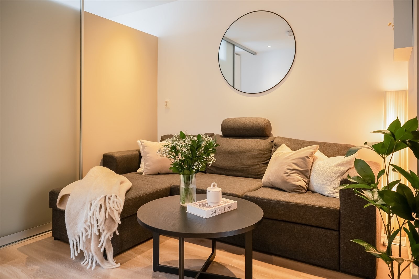 Leiligheten består av delvis adskilt stue- og kjøkkenløsning, sovealkove, bad og entré. Galleribilde