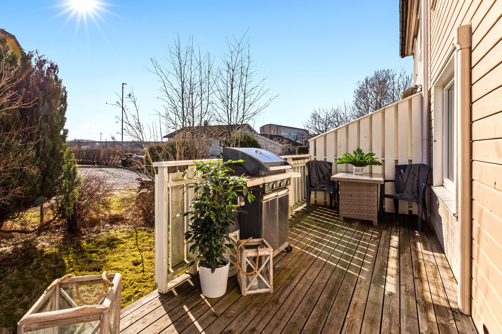 Verandaen på 10 m² har god plass til utemøbler og grill, og har trapp ned til en hage som disponeres av eierne av andelen. Galleribilde