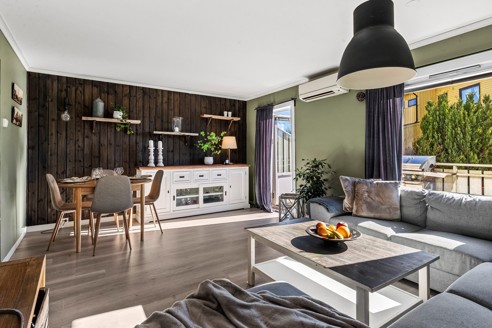 Fra stuen er det direkte utgang til en 10 m² stor veranda via en balkongdør med 3-lags isolerglass. Den mørke veggen står i fin kontrast til de øvrige veggene. Galleribilde