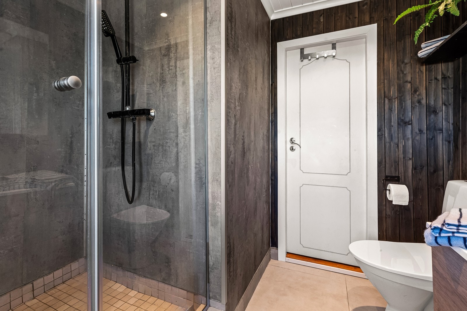 Videre er det utstyrt med dusjhjørne med glassdører og vegghengt toalett. Badet må oppgraderes for å tåle normal bruk etter dagens krav, og har på bakgrunn av dette fått TG 3. Galleribilde