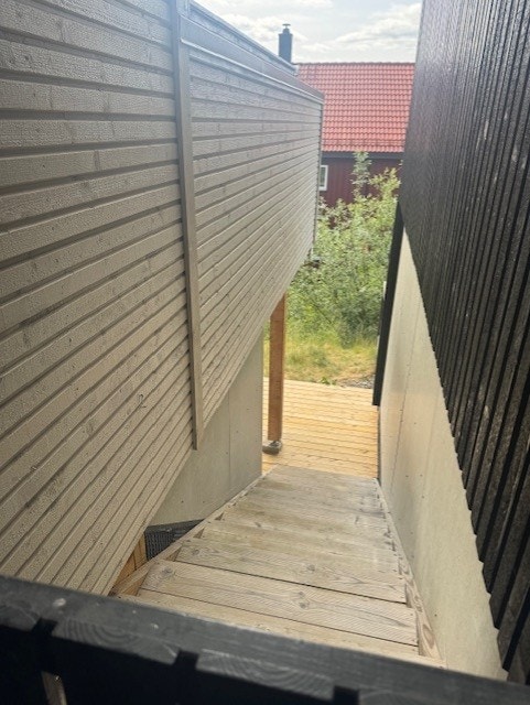Fra underetasjen er det utgang til en terrasse på 17 m² og tilgang til plen. Galleribilde