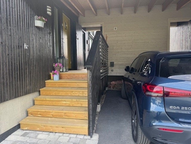 Parkering i egen carport med elbil-lader og direkte, overbygget adkomst til inngangsdøren. Galleribilde