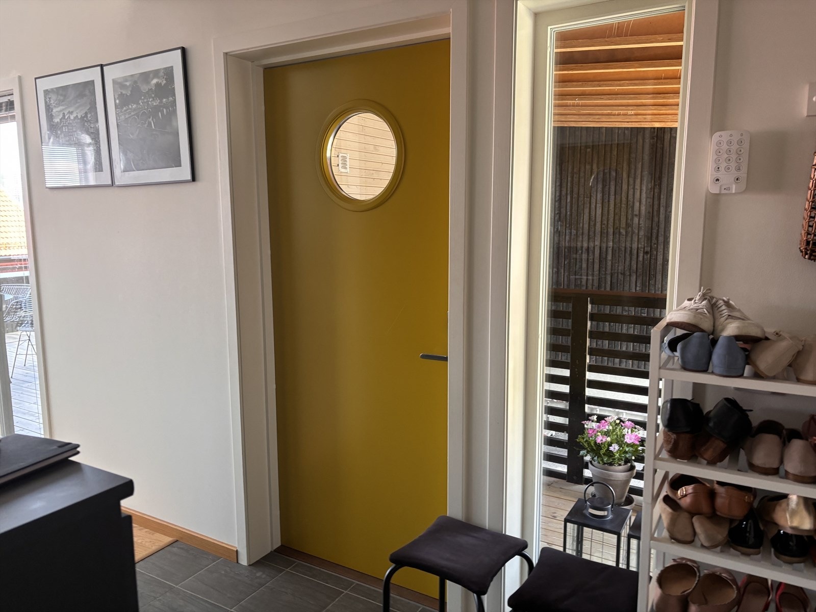 Innenfor døren møtes du av en romslig entré med plass til yttertøy og sko. Galleribilde