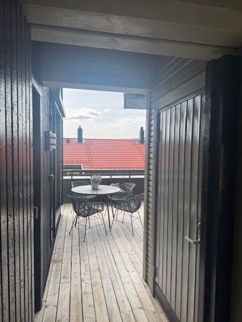 Eiendommen har gode lagringsmuligheter med flere boder, både inne og ute. Galleribilde