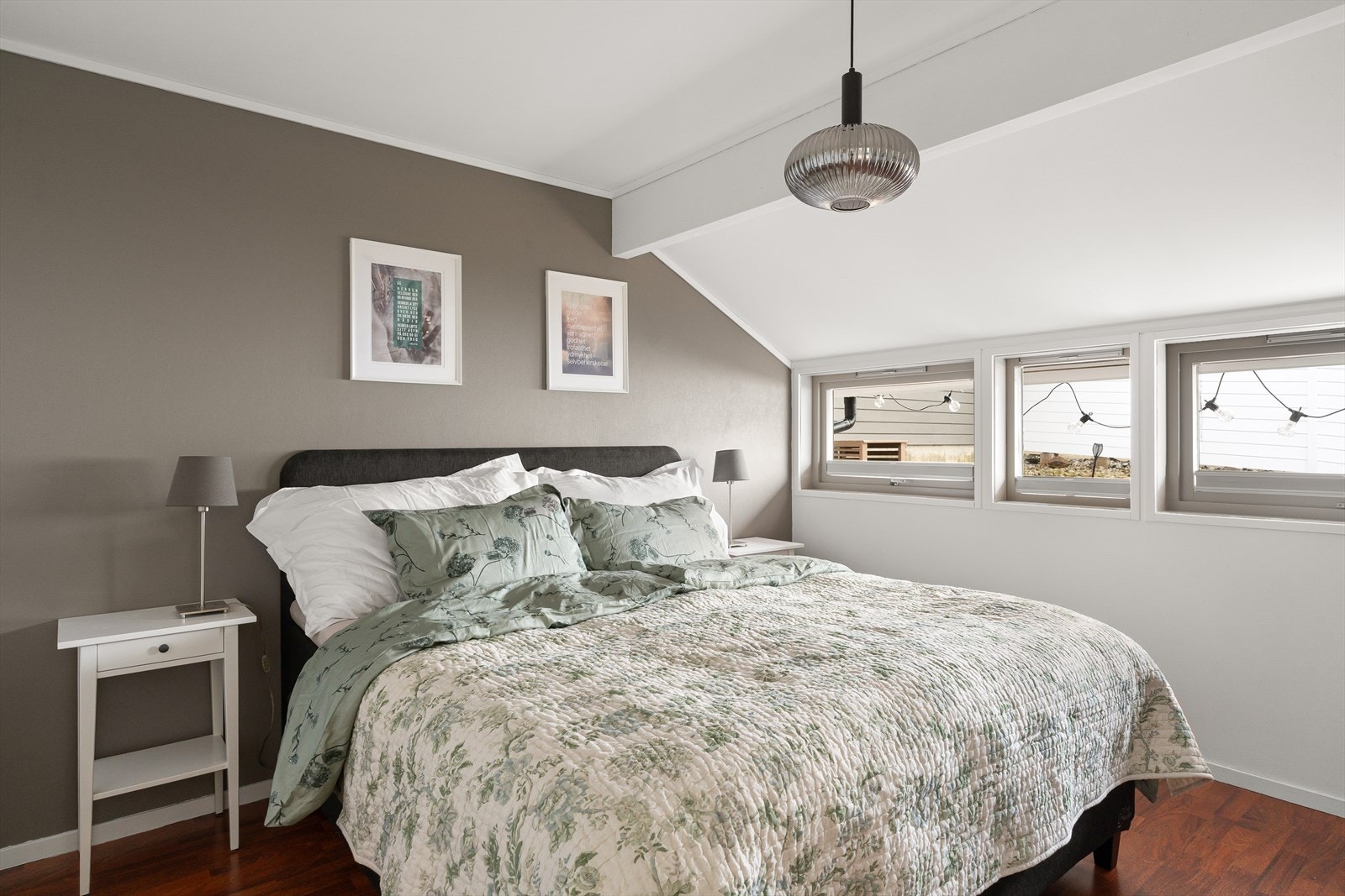 Soverommet er meget romslig med god plass for møblering. Galleribilde