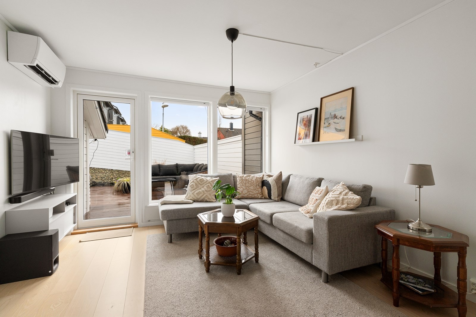 Stuen har store vinduer som slipper inn naturlig dagslys. Galleribilde