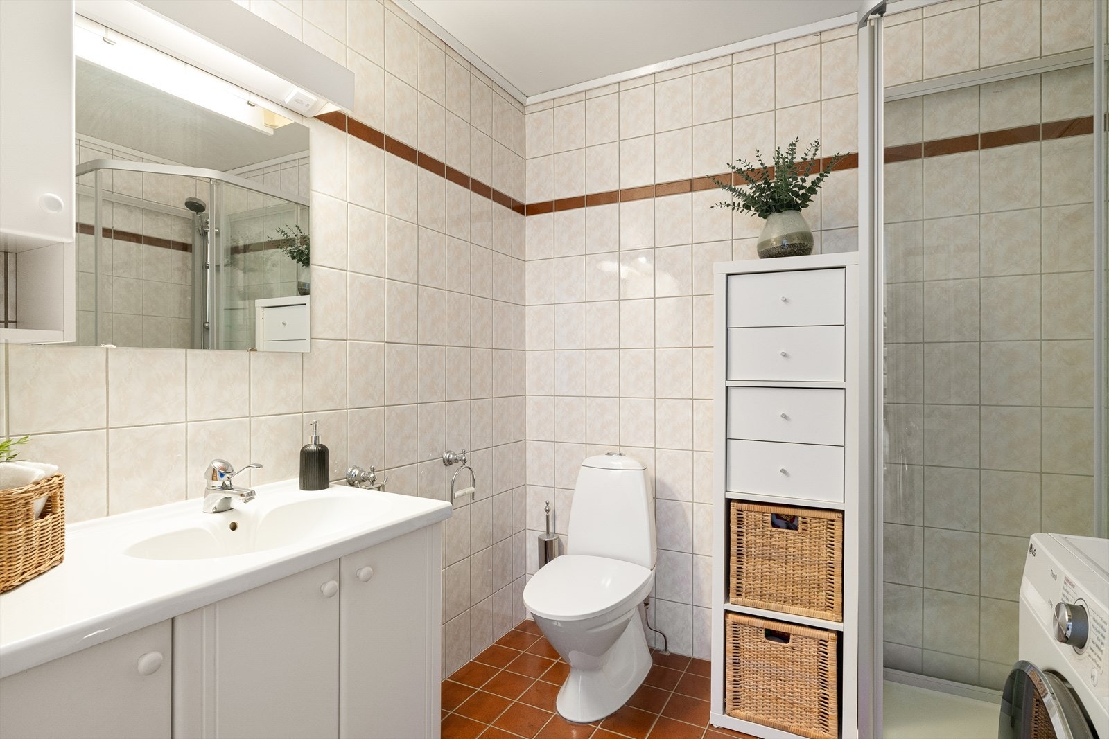 Helfliset bad med baderomsseksjon , toalett og dusjkabinett. Galleribilde