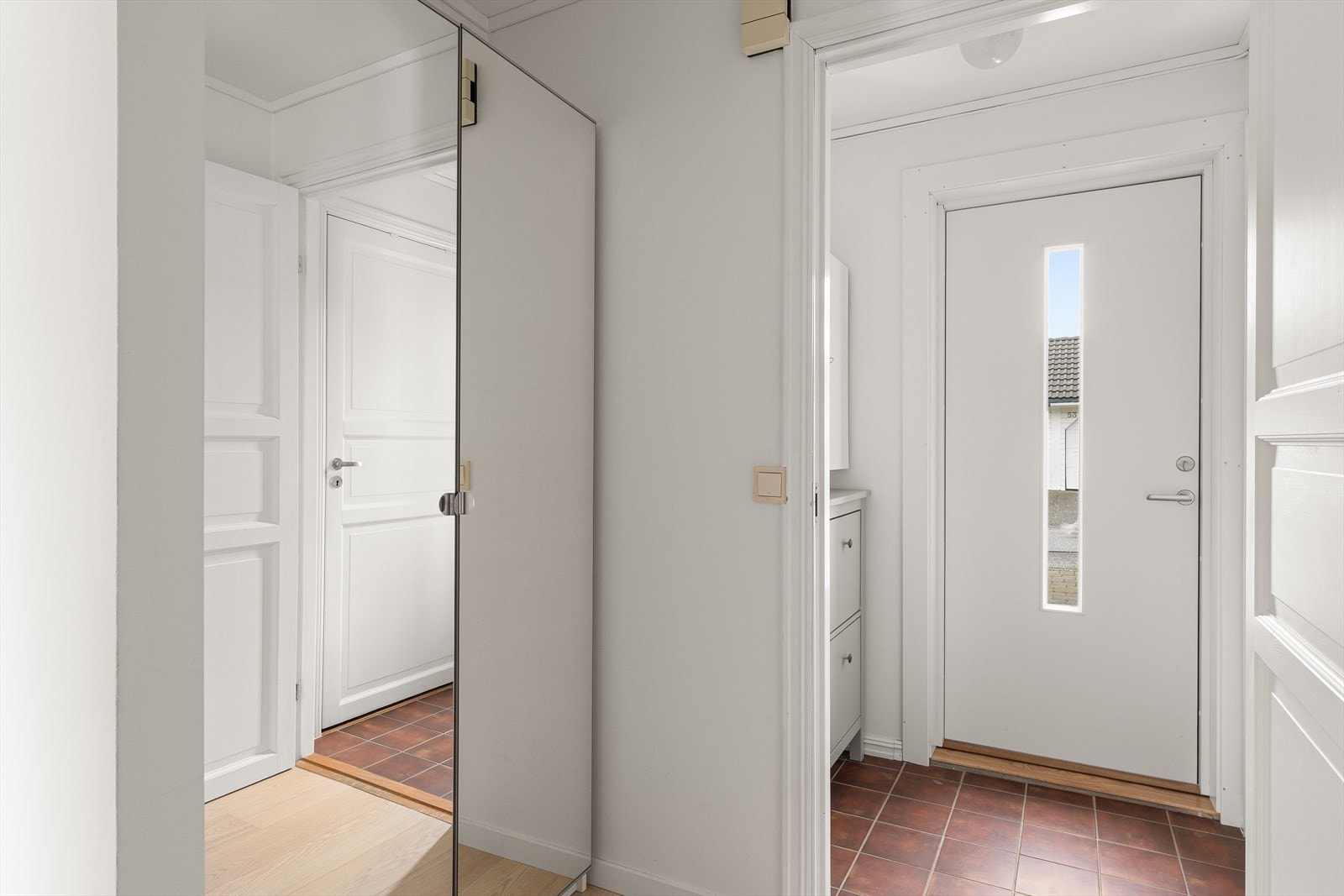 Entré med fliser på gulv. Galleribilde