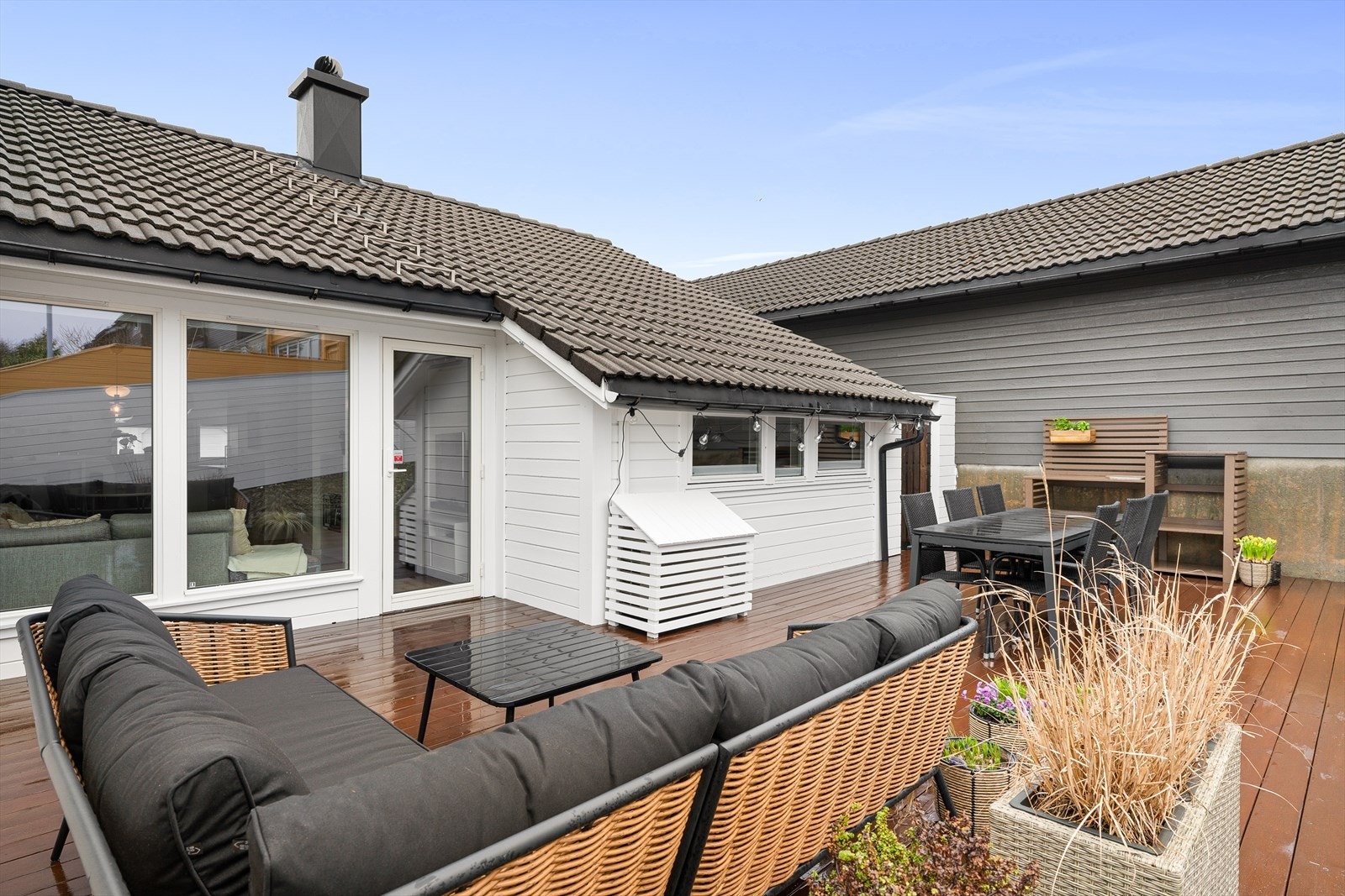 Romslig terrasse med tilkomst fra stue og fra framsiden av huset. Galleribilde