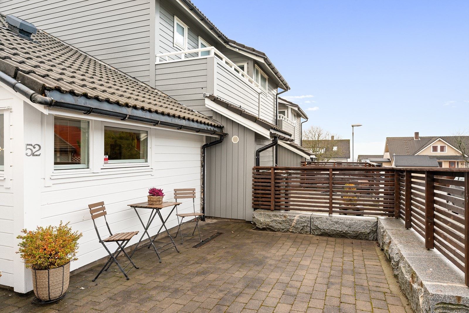 Uteområde strekker seg rundt på begge sider av huset slik at man får utnyttet solforholdene. Galleribilde